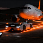 TaxiBot eléctrico en el aeropuerto de Schiphol, innovando en sostenibilidad aérea con tecnología deeptech.
