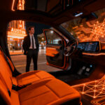 Tesla Cybercab sin volante en Austin, representando el futuro de la movilidad autónoma y la inteligencia artificial para startups.