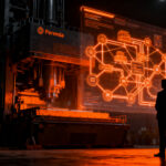 Empresario peruano supervisando paneles de control digital y automatización industrial en el sector minero y manufacturero, representando la transformación digital en Perú.