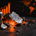Chatarra de tungsteno con iluminación naranja dramática, representando el aumento de precios y el riesgo en la cadena de suministro global de minerales críticos.