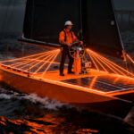Yate solar Helios 11 navegando, representando la innovación frugal y la movilidad eléctrica marina.