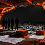 Arquitectos y constructores planificando la reconstrucción de viviendas tras un terremoto en Colombia, simbolizando resiliencia y recuperación.