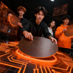 Estudiantes técnicos en un entorno de manufactura avanzada de semiconductores, representando el nearshoring y la innovación tecnológica en Chihuahua.