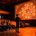 Estudiantes y emprendedores en seminario de innovación y startups en la Universidad de Valparaíso, Chile.