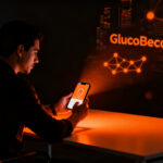 Emprendedor latino desarrollando GlucoBeacon, una app de salud digital con IA para el control de diabetes en México.