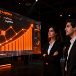 Dos emprendedores chilenos analizando datos de crecimiento en el Mercado Libre Experience 2026, representando el éxito del ecommerce local.