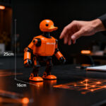 Microduck robot bípedo de Hugging Face y Pollen Robotics, una plataforma robótica open source para aprendizaje por refuerzo y sim-to-real.