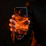 Agente de IA OpenClaw en un smartphone, representando la automatización y productividad móvil en un entorno tecnológico.
