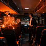 Cámaras con inteligencia artificial instaladas en transporte público para mejorar la seguridad vial y gestión de flotas.