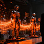 Inversionistas analizando startups de robótica e IA física en un entorno futurista de alta tecnología.