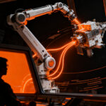 Robot espacial de mantenimiento reparando un satélite en órbita, representando el crecimiento del mercado de servicios espaciales y tecnología.