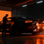 Tesla Roadster con tecnología de propulsores SpaceX, representando la innovación en vehículos eléctricos y el impacto en el mercado.