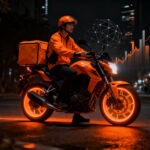 Repartidor de economía gig en moto, representando la inclusión financiera mediante IA y financiamiento en LATAM.