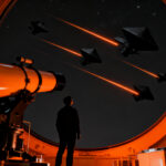 Silueta de observador mirando satélites con recubrimiento Vantablack 310 en el cielo nocturno, representando la reducción de contaminación lumínica orbital.