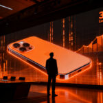 Analista financiero observando el gráfico de crecimiento de Apple y el nuevo iPhone 18 en un entorno de alta valoración bursátil.