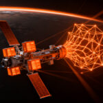 Satélite con tecnología Google TPU orbitando la Tierra, representando el Project Suncatcher de infraestructura IA en el espacio.