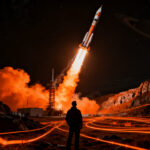 Lanzamiento del cohete Spectrum de Isar Aerospace alcanzando la órbita terrestre, marcando un hito para la soberanía espacial europea.