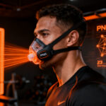 Atleta utilizando máscara de test metabólico PNOE para medir VO2 max y longevidad en un entorno de alto rendimiento.
