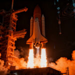 Cohete espacial despegando hacia el espacio representando el cambio de mercado de SpaceX Falcon 9 a Avio Vega C en la industria aeroespacial.