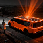 Ambulancia solar Stella Juva recorriendo un paisaje rural, simbolizando la innovación sanitaria en la España vaciada.