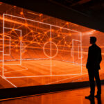 Acuerdo estratégico entre Telefónica y DAZN para la emisión de LaLiga en Movistar Plus, simbolizando la retención de clientes en el mercado de contenidos deportivos.