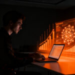 Emprendedor utilizando inteligencia artificial para gestionar su tienda online, optimizando procesos de ecommerce en LATAM.