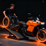 La startup viguesa VOAR Motos presenta Fold, una innovadora moto eléctrica de tres ruedas adaptada para usuarios de silla de ruedas.