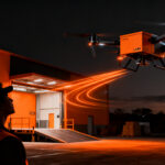 Dron de entrega de Walmart Chile sobrevolando un paisaje urbano, representando la innovación en logística de última milla y retail.