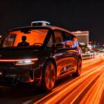 Flota de robotaxis autónomos Waymo circulando por las calles de Las Vegas, representando la expansión de la tecnología de conducción autónoma.