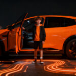 Adolescente entrando en un robotaxi autónomo de Waymo en Nashville, representando la nueva segmentación demográfica en movilidad autónoma.