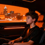 Adolescente sentado en el asiento trasero de un robotaxi Waymo autónomo, representando la nueva movilidad autónoma para jóvenes en Nashville.