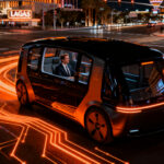 Robotaxi de Waymo operando en las calles de Las Vegas, representando el futuro de la movilidad autónoma y la competencia en el mercado.