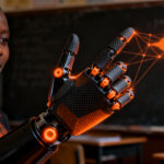 Startup ZeroBionic en Nairobi desarrolla mano robótica impresa en 3D para traducir voz a lengua de señas, promoviendo la inclusión educativa.