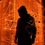 Agentes de IA en ciberseguridad: silueta de hacker observando vulnerabilidades en infraestructura tecnológica.