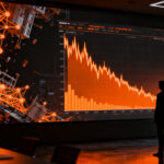 Analista observando gráficos de mercado descendentes y redes de infraestructura IA, simbolizando el impacto de la monetización en el sector tecnológico.