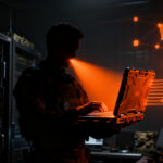 Laptop militar BlueChip de Anduril y Qualcomm, representando la soberanía tecnológica y hardware de defensa avanzado.