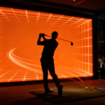 Club privado de golf indoor de lujo con simuladores de alta tecnología en Santiago de Chile.