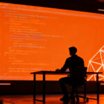 Desarrollador trabajando con software open source, representando la soberanía digital y la privacidad de datos frente a la inteligencia artificial.