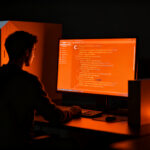 Desarrollador web trabajando en un entorno minimalista con stack BCHS, representando la eficiencia del código en C y SQLite.