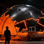 Retraso del cohete Neutron de Rocket Lab hasta 2027 debido a fallos estructurales en los domos de composite.