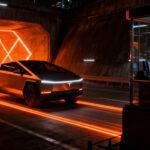 Tesla Cybercab en un entorno urbano futurista, representando el futuro de la movilidad autónoma y los desafíos de seguridad.