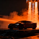 El deportivo Tesla Roadster con tecnología SpaceX, simbolizando la innovación en movilidad eléctrica de alto rendimiento.