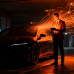 Integración de Tesla FSD en Turo para alquiler de vehículos, optimizando la monetización de software en startups de movilidad.