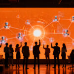 Empleados trabajando con inteligencia artificial empresarial para mejorar la productividad en startups.
